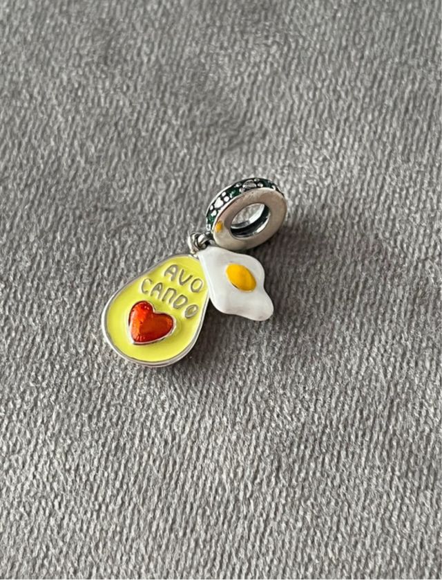 Charm Huevo Frito y Aguacate Bañado Plata. NUEVO