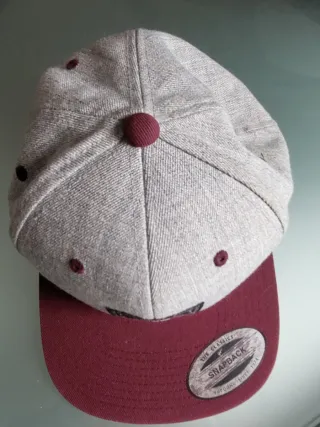 Gorra Snapback Gris y Borgoña