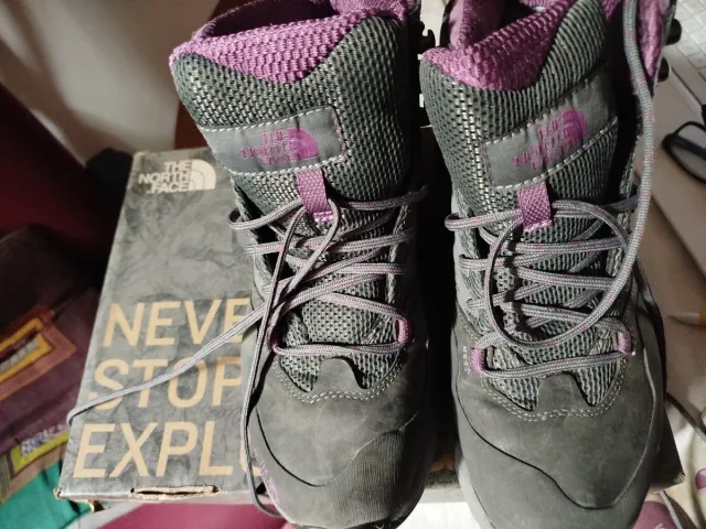 Botas de montaña The North Face grises y moradas