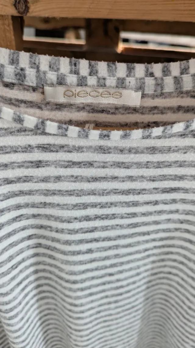 Camiseta de rayas Pieces gris y blanco A