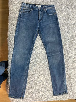 Pantalón vaquero azul.