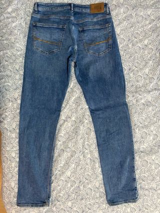 Pantalón vaquero azul.