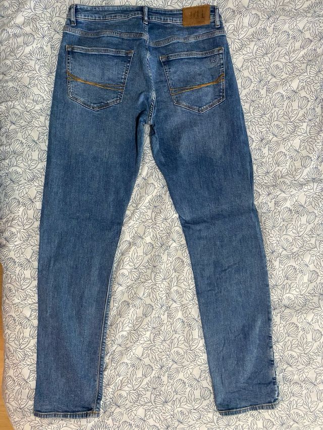 Pantalón vaquero azul.