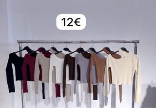 Blusa elegante con collar dorado