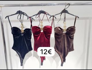 Blusa elegante con collar dorado