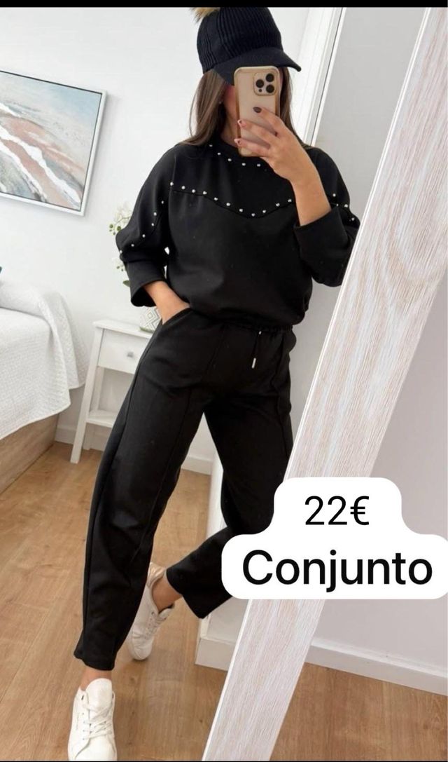Blusa elegante con collar dorado