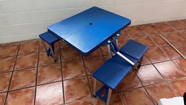 Conjunto de mesa y bancos plegable para cámping