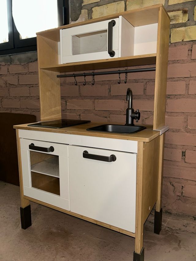 Cocinita de juguete de madera