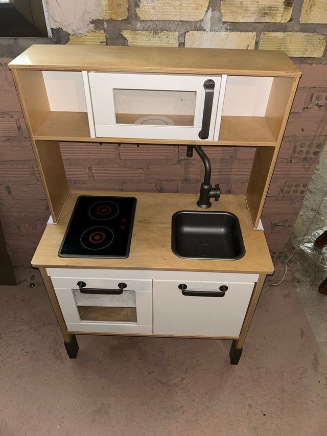 Cocinita de juguete de madera