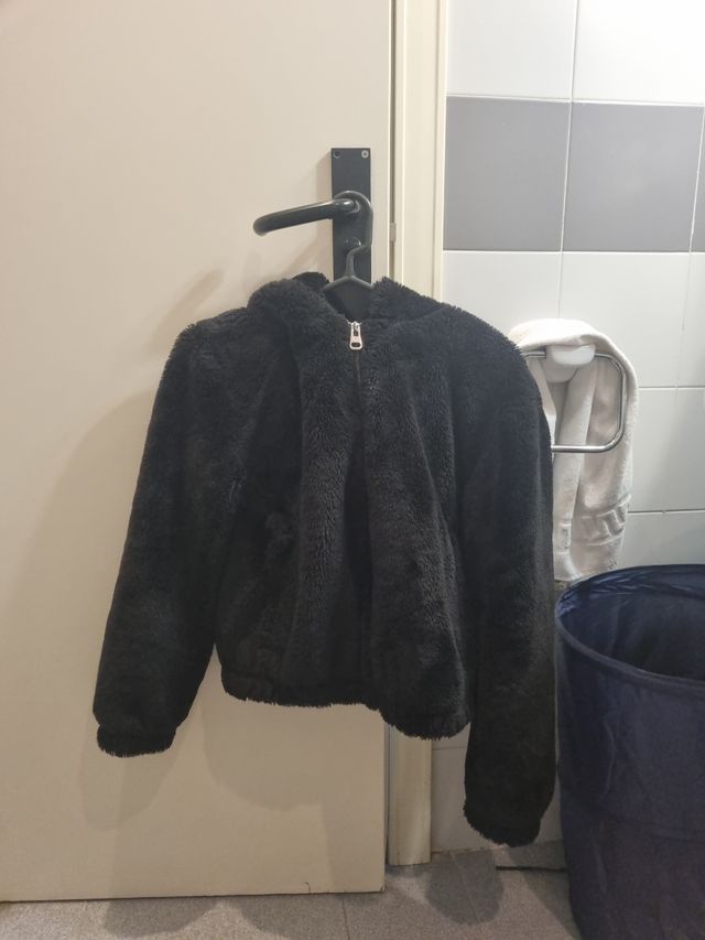 Chaqueta negra con capucha