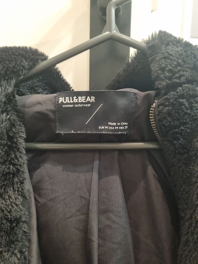 Chaqueta negra con capucha