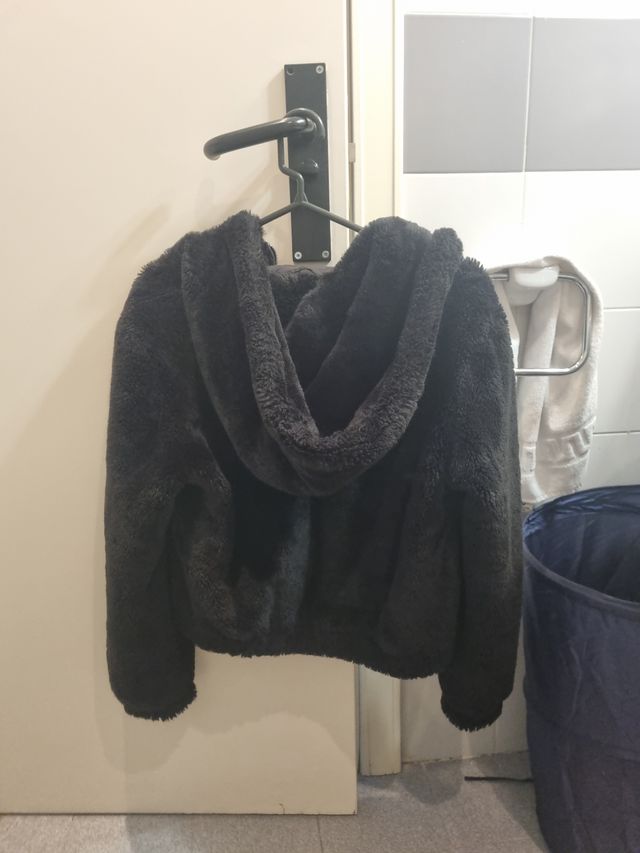 Chaqueta negra con capucha