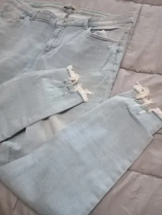 Pantalón vaquero desgastado