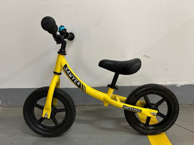 Bicicleta de aprendizaje Sawyer amarilla