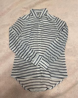 Camisa Stradivarius rayas azules y blancas