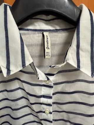 Camisa Stradivarius rayas azules y blancas