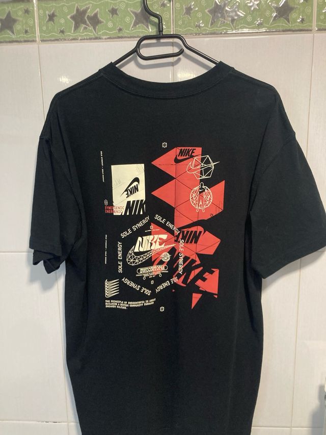 Camiseta Nike Negra Diseño Gráfico