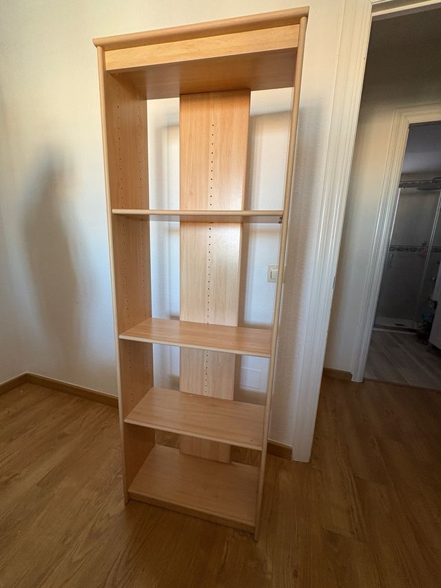 Estanterías de madera contrachapada