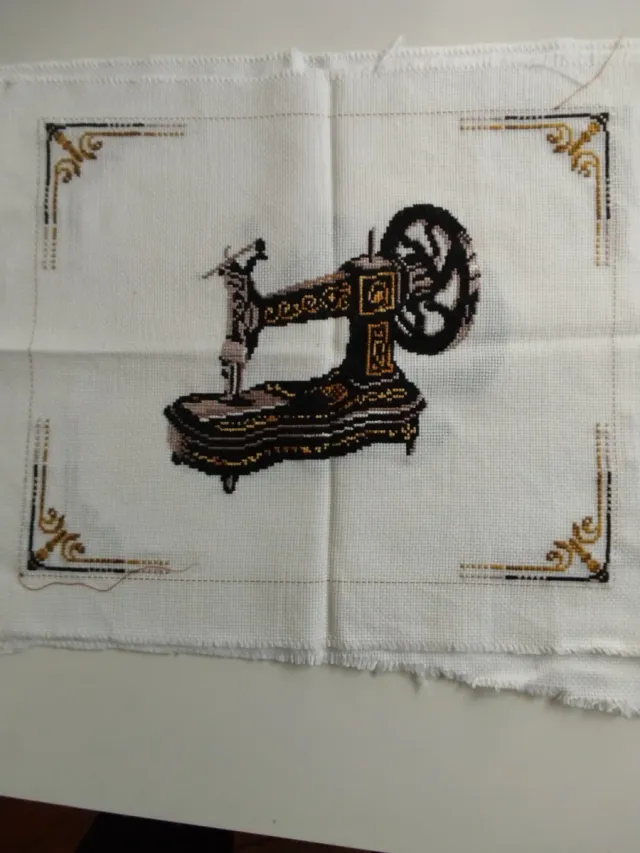 Máquina de coser bordada a punto de cruz