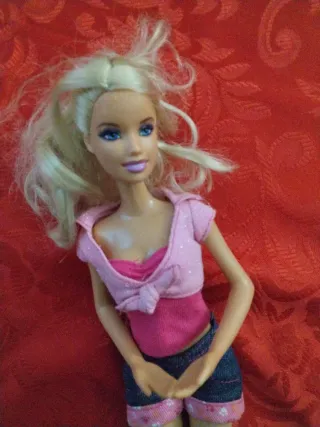 Barbie con vestito rosa e shorts