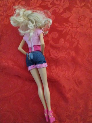 Barbie con vestito rosa e shorts