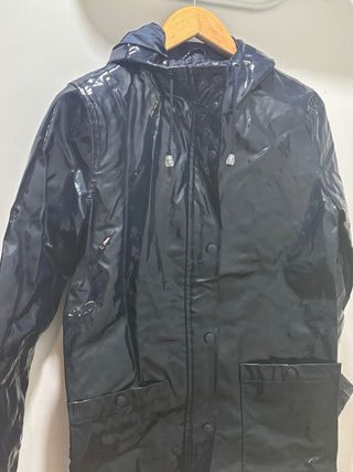 Chubasquero parka azul brillante