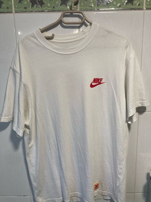 Camiseta Nike Blanca Estampado Rojo