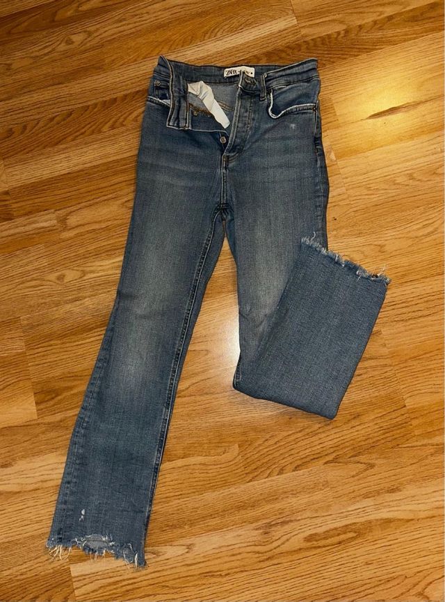 Pantalones vaqueros Zara acampanados deshilachados