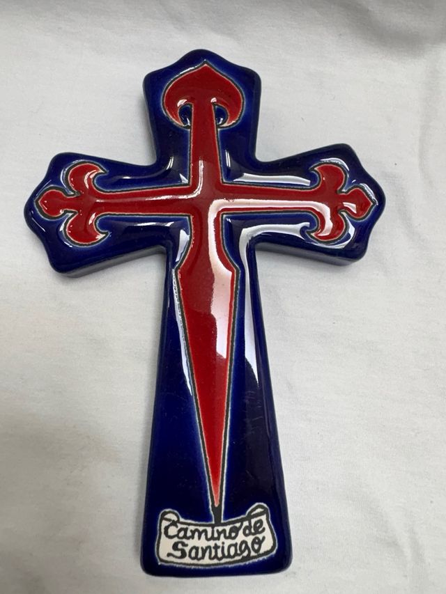 Cruz de Santiago pintada a mano. camino de sanDe S