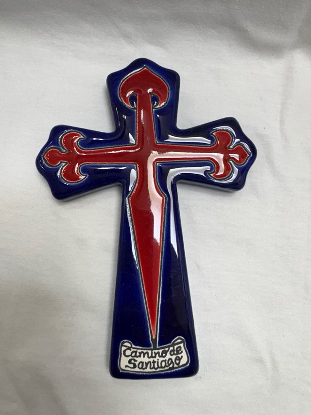 Cruz de Santiago pintada a mano. camino de sanDe S