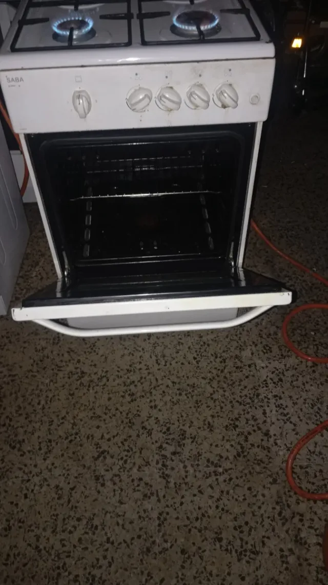 Cocina blanca con horno y 4 fuegos