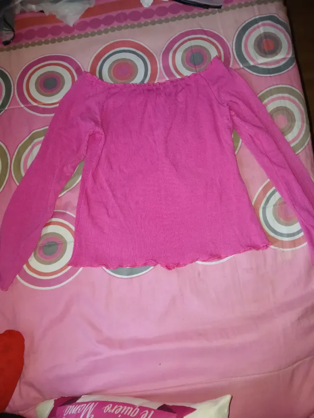 Camiseta rosa hombro descubierto botones