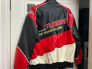 Cazadora motera negra, roja y blanca