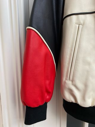 Cazadora motera negra, roja y blanca