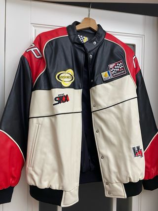 Cazadora motera negra, roja y blanca