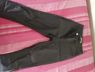 Pantalones vaqueros efecto piel negros