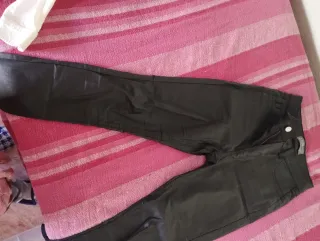 Pantalones vaqueros efecto piel negros