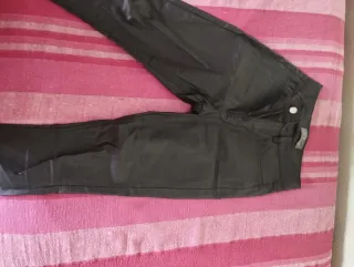 Pantalones vaqueros efecto piel negros
