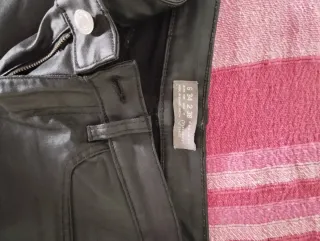 Pantalones vaqueros efecto piel negros