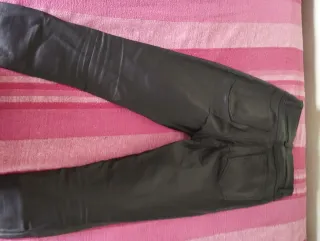 Pantalones vaqueros efecto piel negros