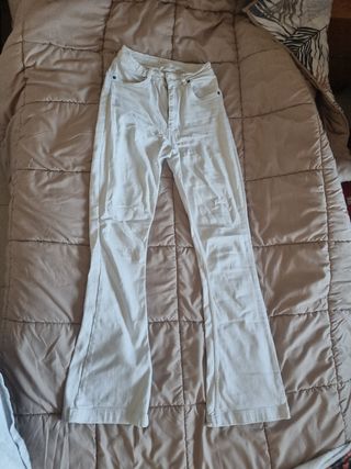 Pantalones vaqueros campana azules y blancos