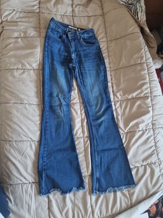 Pantalones vaqueros campana azules y blancos