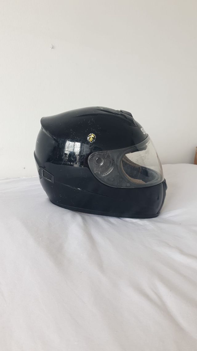 Casco de moto negro integral