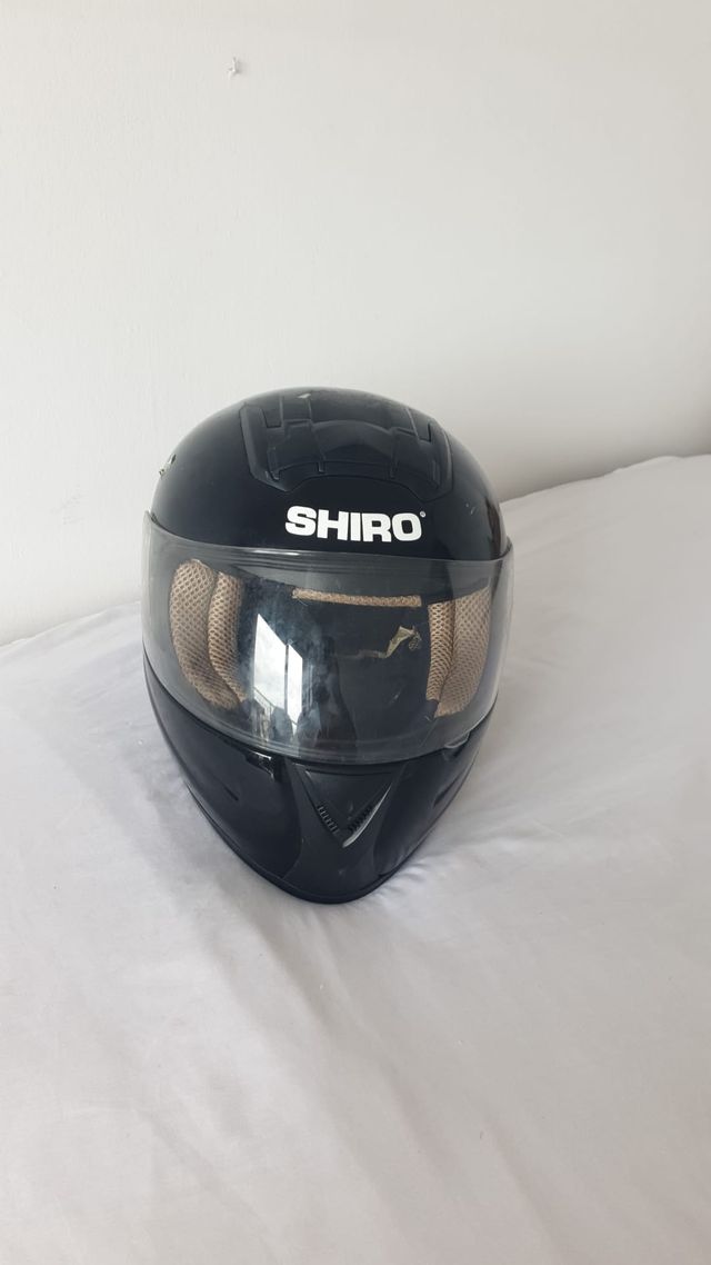 Casco de moto negro integral