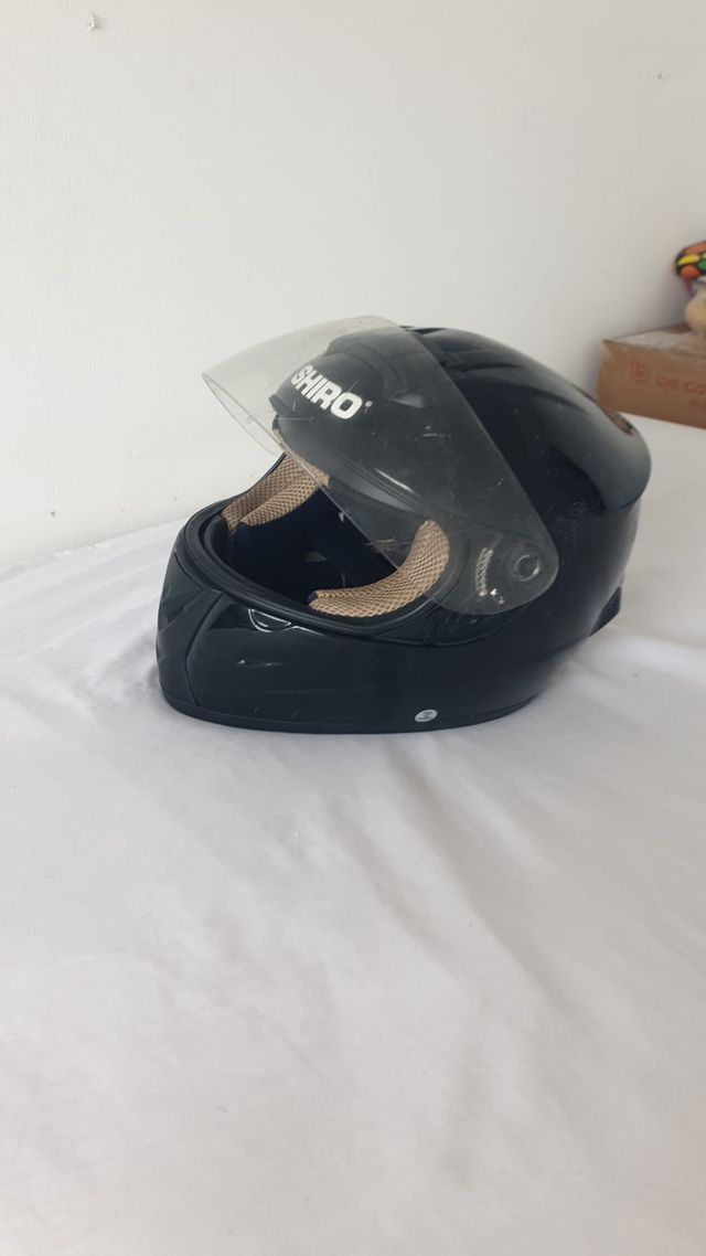 Casco de moto negro integral
