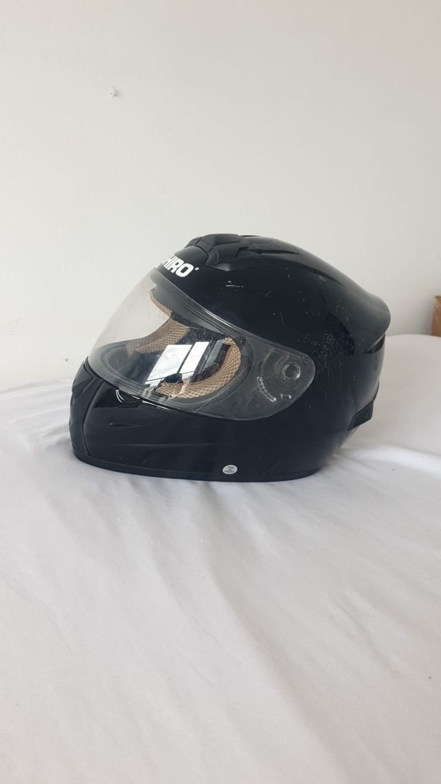 Casco de moto negro integral