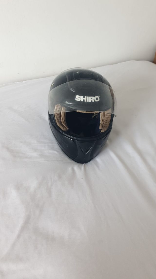 Casco de moto negro integral
