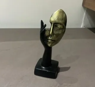 Statuetta viso astratto oro e nero