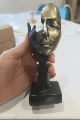 Statuetta viso astratto oro e nero
