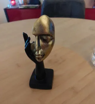 Statuetta viso astratto oro e nero